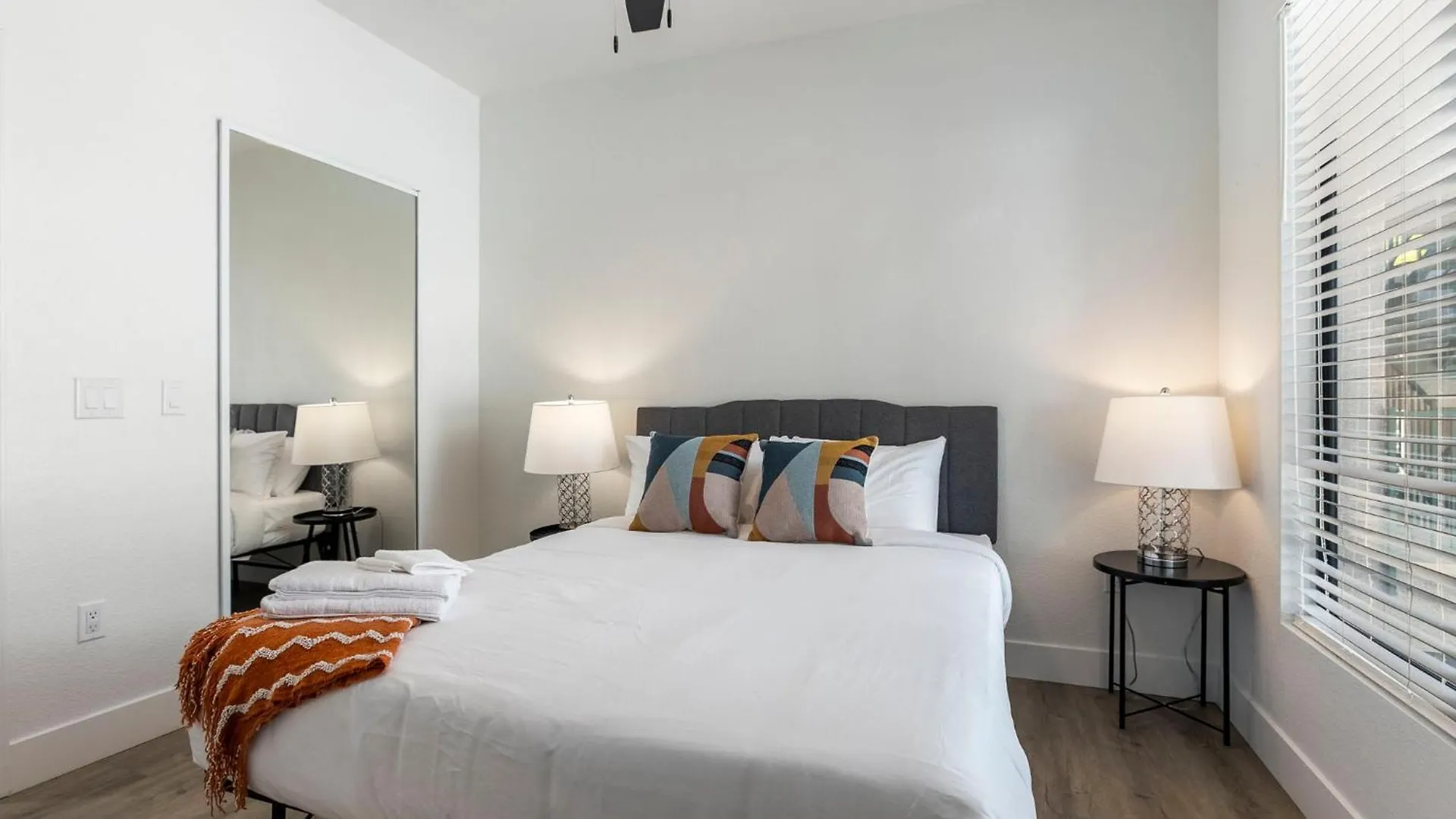 Апартаменты 2Br Cozysuites At Kierland Commons With Pool #05 Скоттсдейл