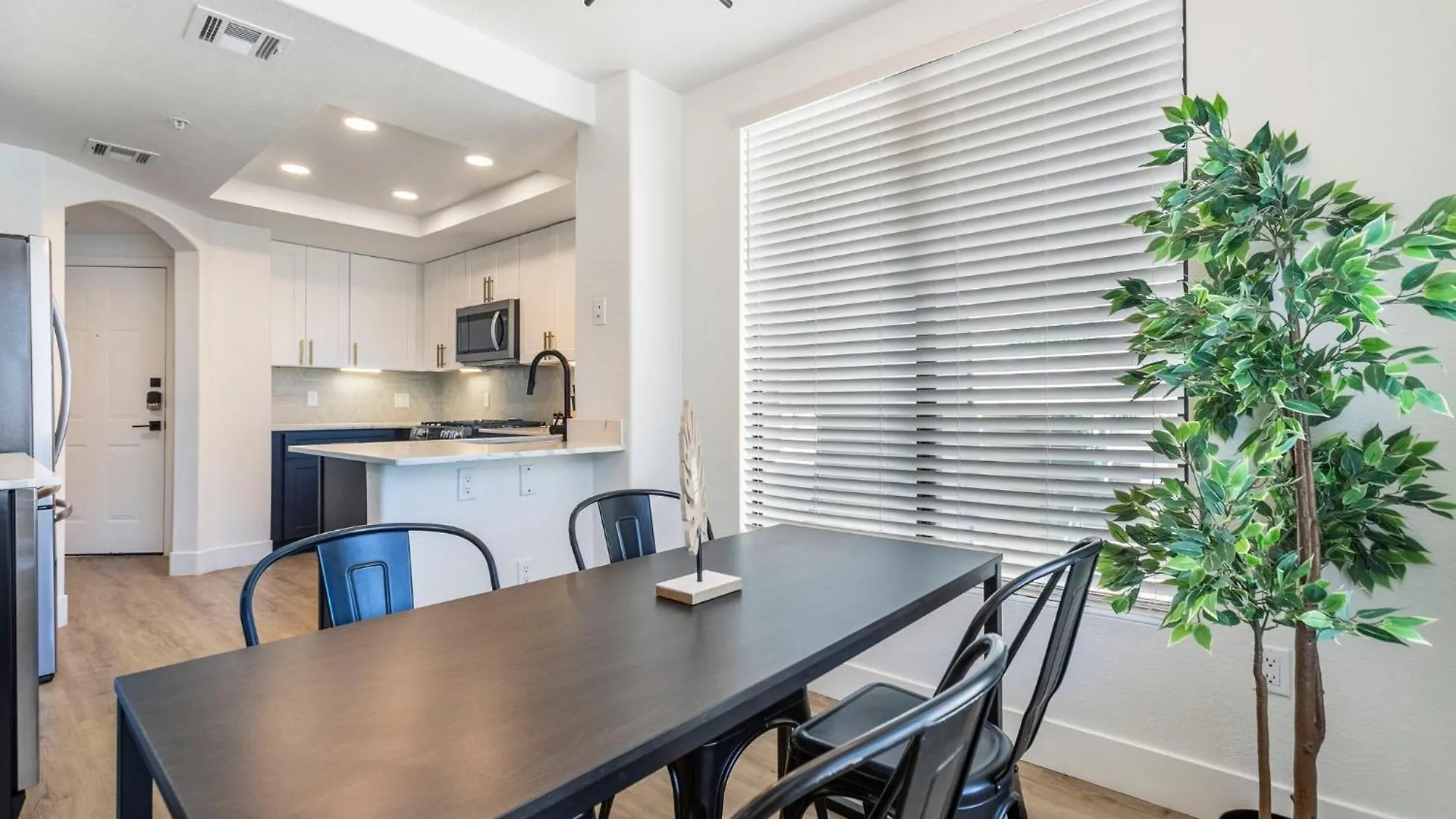 Апартаменты 2Br Cozysuites At Kierland Commons With Pool #05 Скоттсдейл